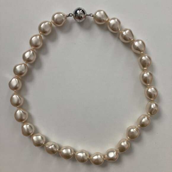 Soft Pink Beaded Necklace with Magnet Closure - Picture 1 of 3